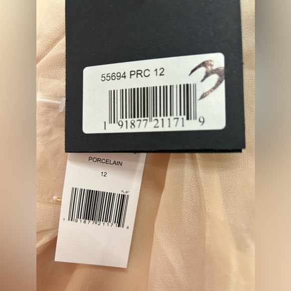 IEENA FOR MAC DUGGAL 55694 NWT
Embellished Shoulder Blouson Sleeve Evening Gown - Picture 7 of 13